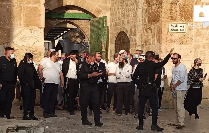 مئات المستوطنين يقتحمون باحات الاقصى